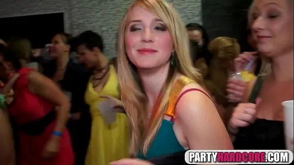 Pozrite si Hot girls suck male strippers at the party zaujímavé videá