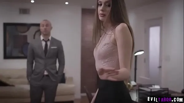 Mira La caliente Elena Koshka se sorprendió de que su padrastro intercambiara su coño con el jefe cachondo de su papá por su trato comercial cálidos videos