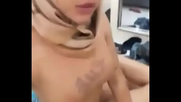 Assista Hijab ladyboy da Indonésia vídeos quentes