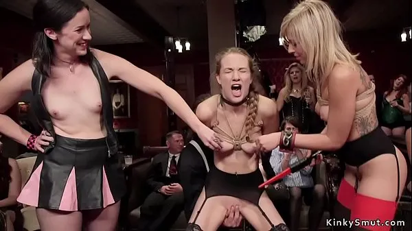 Tonton Blonde slut anal tormented at orgy party Video hangat