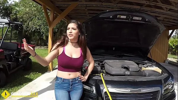 شاهد مقاطع فيديو دافئة Roadside - Latina wife has sex with her mechanic outside