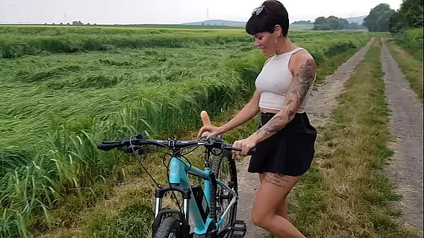 Premiere! Bicycle fucked in public horny गर्मजोशी भरे वीडियो देखें