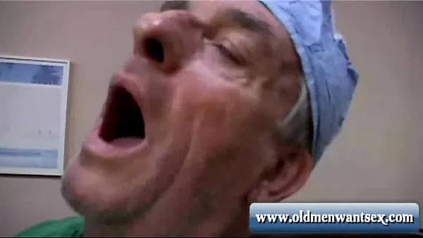 Se Old man Doctor fucks patient varme videoer
