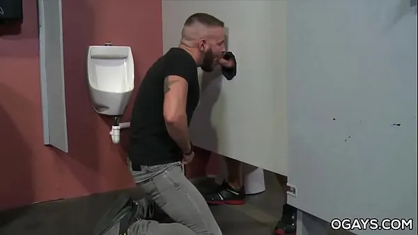 Regardez Couple gay s'amusant dans un gloryhole public vidéos chaleureuses