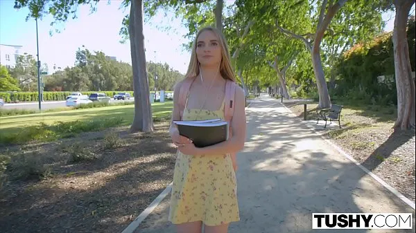 Oglejte si TUSHY Thin Blonde Student Has Unforgettable First Anal Experience toplih videoposnetkov