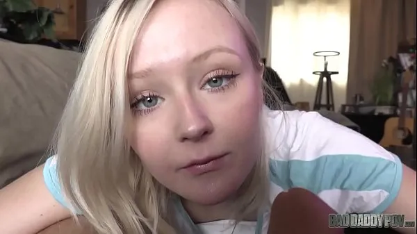 Bekijk PETITE BLONDE TEEN GETS FUCKED BY HER - Featuring: Natalia Queen warme video's