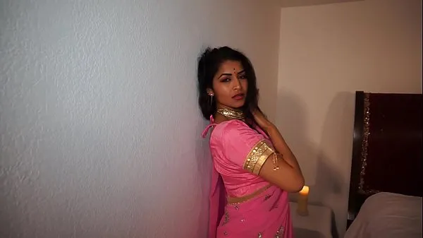 Bekijk Seductive Dance by Mature Indian on Hindi song - Maya warme video's