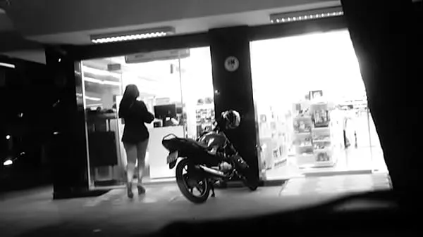 شاهد مقاطع فيديو دافئة Hotwife tasty sense the mood of the drugstore if exhibiting and the Horn in the car filming the wife