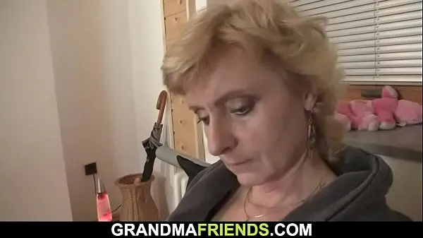 Mira Abuelita flaca rubia vieja cálidos videos