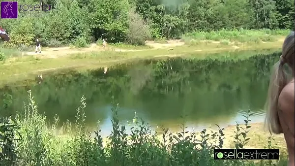 Guarda Lo sperma e la cagna pissing si fa pubblico su un lago balneabile, la bocca farcita! Sporco usato da 40 uomini come toilette per sperma e piscio! Parte 3 video caldi