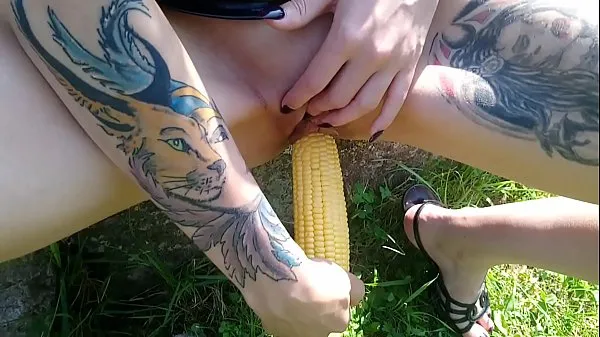Tonton Lucy Ravenblood fucking pussy with corn in public Video hangat
