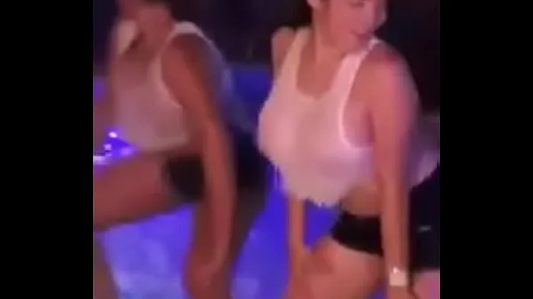 Oglejte si Pool party toplih videoposnetkov