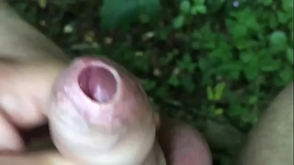 Oglejte si Outdoor cumshot toplih videoposnetkov