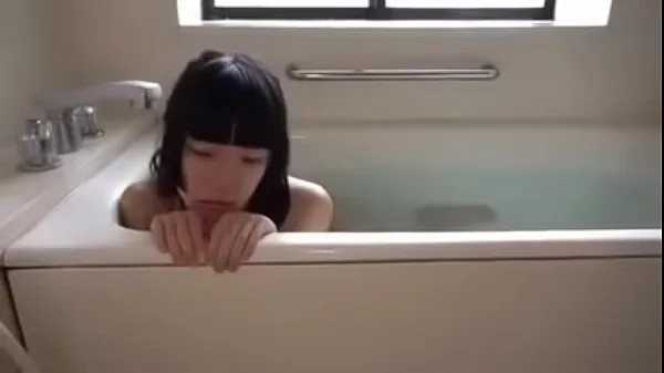 Regardez Belle fille se douchant et prenant selfie dans la salle de bain Full HD vidéos chaleureuses