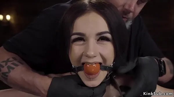 Regardez Brunette sous bave dans la servitude de l'appareil vidéos chaleureuses