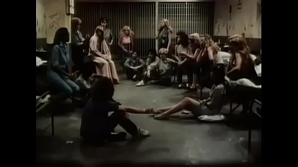 Assista Chained Heat (título alternativo: Das Frauenlager na Alemanha Ocidental) é um filme de exploração alemão-americano de 1983 no gênero mulheres na prisão vídeos quentes