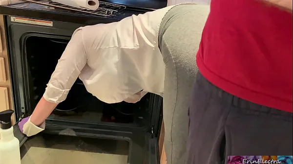Watch Stepmom is horny and stuck in the oven - Erin Electra warm Videos