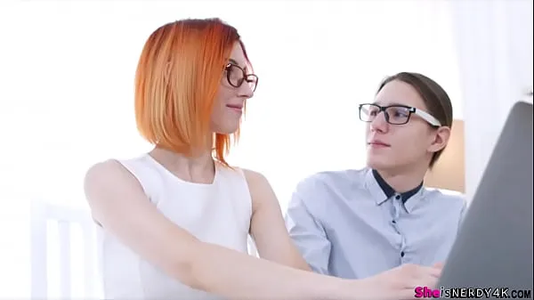 Assista CENA COMPLETA em - Oh, que prazer deve ser transar com uma tão linda e alegre, especialmente seu cu virgem e apertado! Ela levou o rabo à boca e engoliu uma grande carga de esperma com prazer pensando em Java Script vídeos quentes