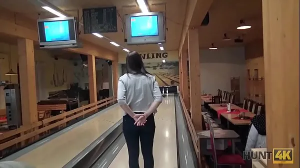 Regardez HUNT4K. Le couple en a marre du bowling, le mec veut de l'argent, Ornella Tomorrow veut du sexe vidéos chaleureuses