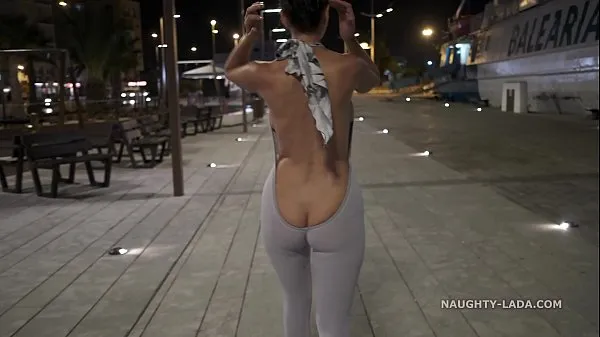 Assista Naughty Lada usa macacão sem costas e expõe a bunda em público vídeos quentes