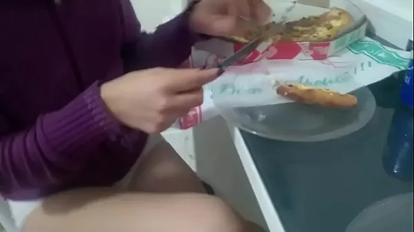观看My naughty wife freaking out the pizza delivery boy温馨视频