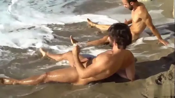 Guarda Due amici gay accarezzando in spiaggia video caldi