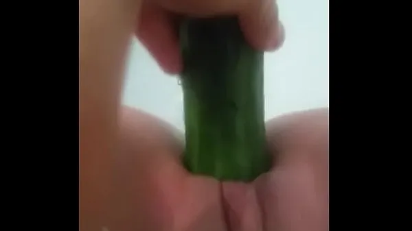 Mira Squirting con un pepino cálidos videos