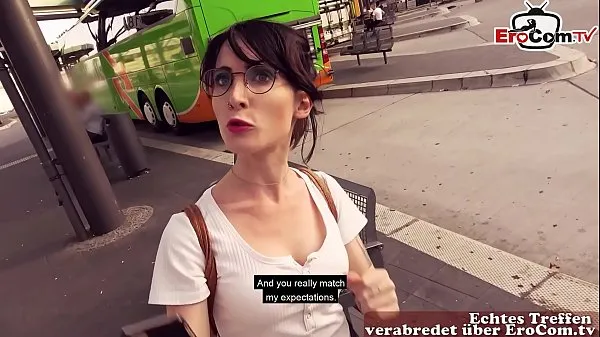 Посмотрите Немецкую студентку буксируют на настоящую секс-встречу на EroCom, где она трахается на публике перед ярмаркой Venus теплые видео