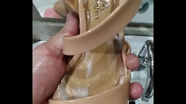 Cumshot horny in his girlfriend's Ramarim sandal! Very horny, I filled with milk温かいビデオをご覧ください