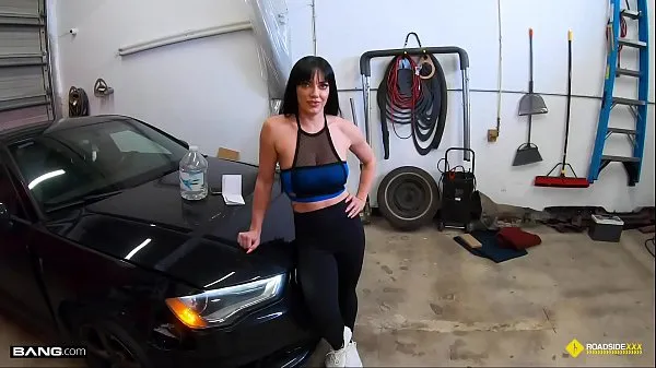 Tonton Roadside - Fit Girl Gets Her Pussy Banged By The Car Mechanic Video hangat