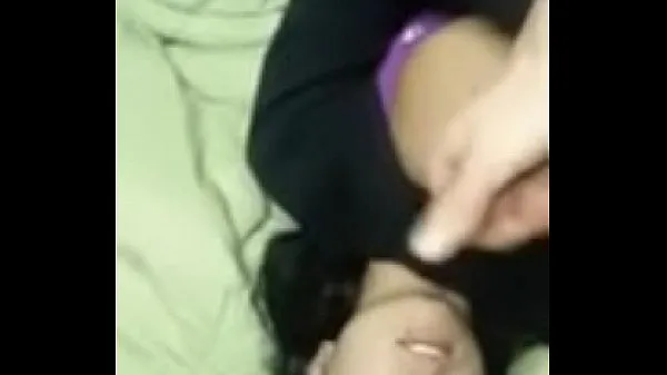 شاهد مقاطع فيديو دافئة Amateur gf plays with tits and swallows