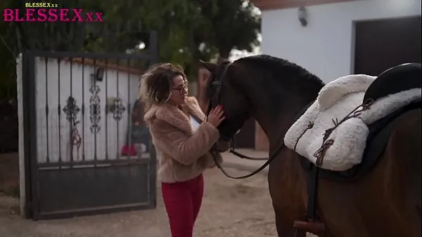 Titta på Riding on a horse-sized cock - Alma del Rey & Paola Hard & Magic Javi varma videor
