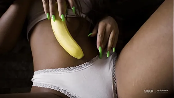 Guarda Hot teen mangia banana e versa il latte in tutto il suo corpo sexy video caldi