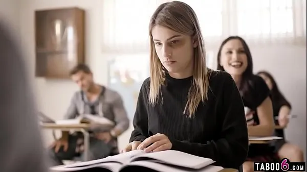 Assista Duas meninas em uma escola do pijama que levou a sexo lésbico vídeos quentes