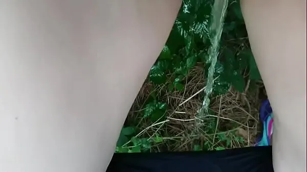 Se PEE IN THE WOODS WHILE OUT WALKING varme videoer