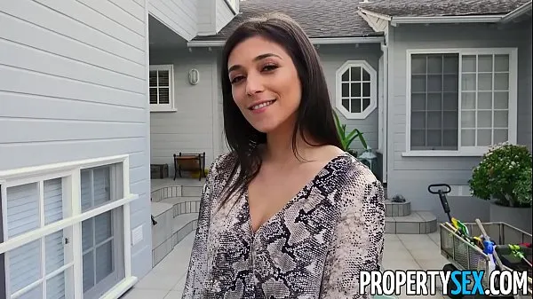 PropertySexの若いブルネットの不動産エージェントは、なぜ彼女が彼女よりも優れたエージェントであるかをクライアントに示します。クライアントを誘惑し、性交することによってです温かいビデオをご覧ください