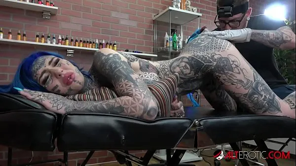 Watch Amber Luke gets a asshole tattoo and a good fucking warm Videos
