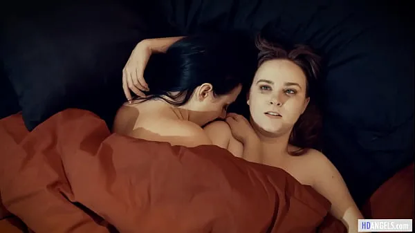 Посмотрите Грудастая зрелая и грустная домохозяйка занимается лесбийским сексом теплые видео