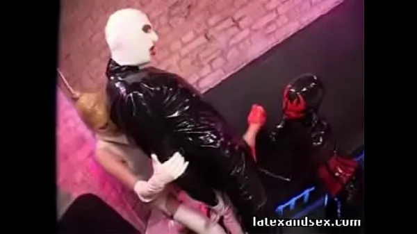 Oglejte si Latex Angel and latex demon group fetish toplih videoposnetkov