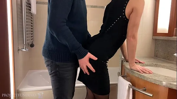 Sehen Sie sich Fick das freche Zunder-Date in einem sexy kleinen schwarzen, figurbetonten Kleid in einem Hotelzimmerwarme Videos an