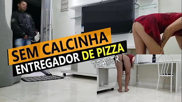 Sehen Sie sich Cristina Almeida erhält Pizza im Minirock und ohne Höschen in Quarantänewarme Videos an