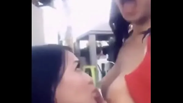 Mira Chicas fiesteras descansando junto a la piscina cálidos videos