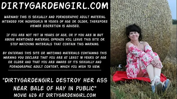 Katso Dirtygardengirl destroy her ass near bale of hay in public lämmintä videota