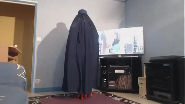 Sehen Sie sich muslimische Ladung gut unter ihrer Burkawarme Videos an