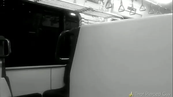 Mira Una MILF en celo en el tren de cercanías cálidos videos