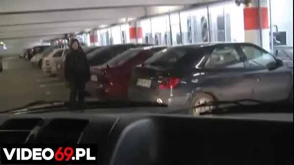 Regardez Films porno gratuits - Une étudiante fait une pipe en voiture sur le parking d'un centre commercial vidéos chaleureuses