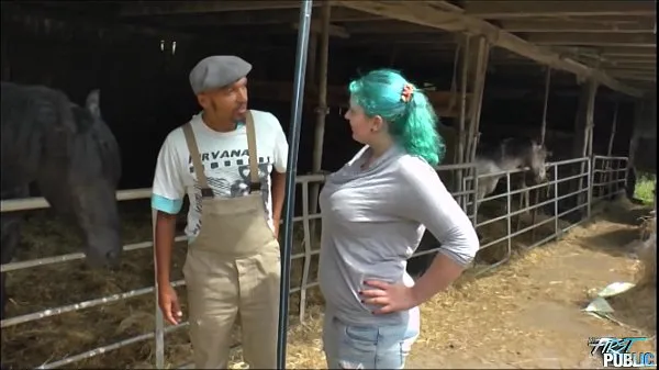 Guarda Una ragazza dalle grandi tette voleva andare a cavallo e finalmente cavalcava un cazzo video caldi