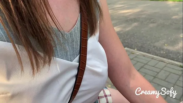 Regardez Surprise de ma copine coquine - mini jupe et pipe publique audacieuse - CreamySofy vidéos chaleureuses