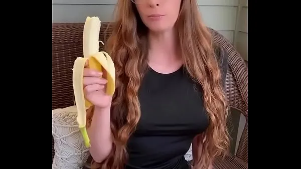 Titta på redhead sucking banana varma videor