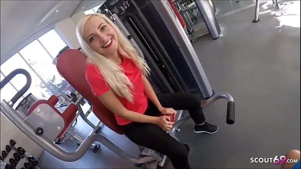 Se Skinny German Fitness Girl Pickup and Fuck Stranger in Gym varme videoer